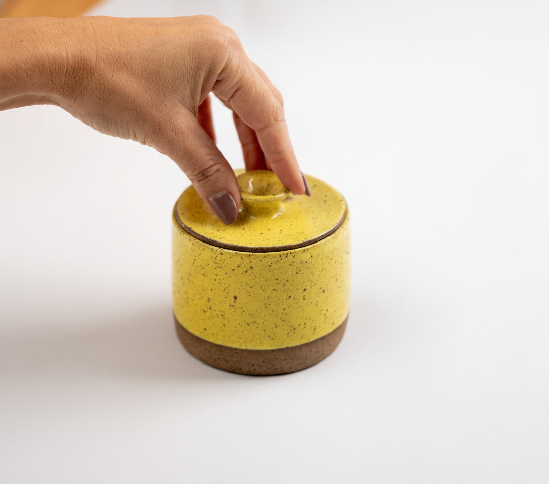 Açucareiro reto com tampa em cerâmica artesanal — argila Flocos, esmalte Amarelo Intenso