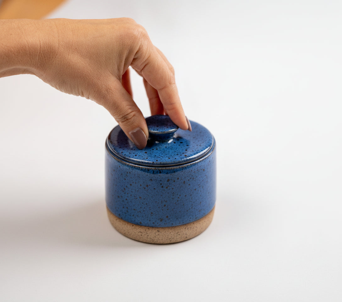 Açucareiro reto com tampa em cerâmica artesanal — argila Flocos, esmalte Azul Safira