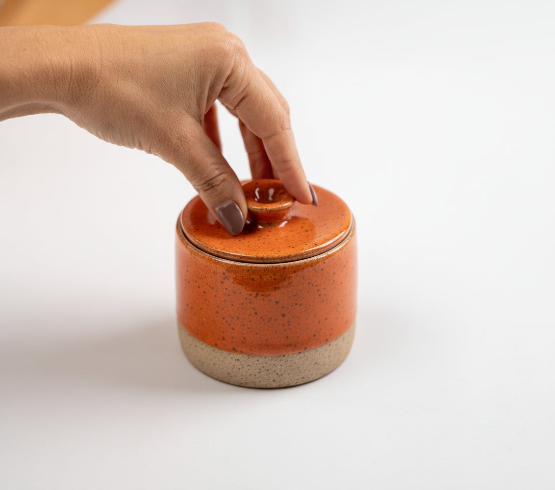 Açucareiro reto com tampa em cerâmica artesanal — argila Flocos, esmalte Laranja Intenso