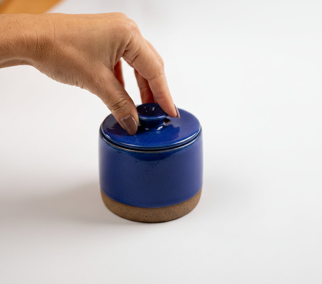 Açucareiro reto com tampa em cerâmica artesanal — argila Flocos, esmalte Lazuli