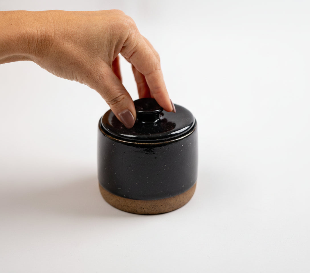 Açucareiro reto com tampa em cerâmica artesanal — argila Flocos, esmalte Preto Ébano