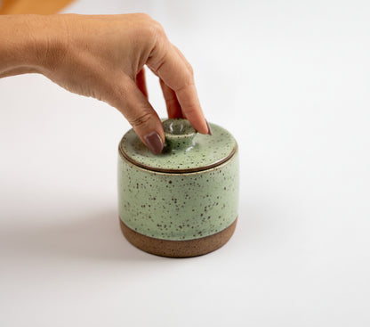 Açucareiro reto com tampa em cerâmica artesanal — argila Flocos, esmalte Verde Menta
