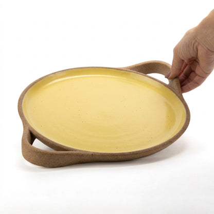 Bandeja redonda com alça em cerâmica artesanal — tamanho 28cm, argila Cappuccino, esmalte Amarelo Intenso
