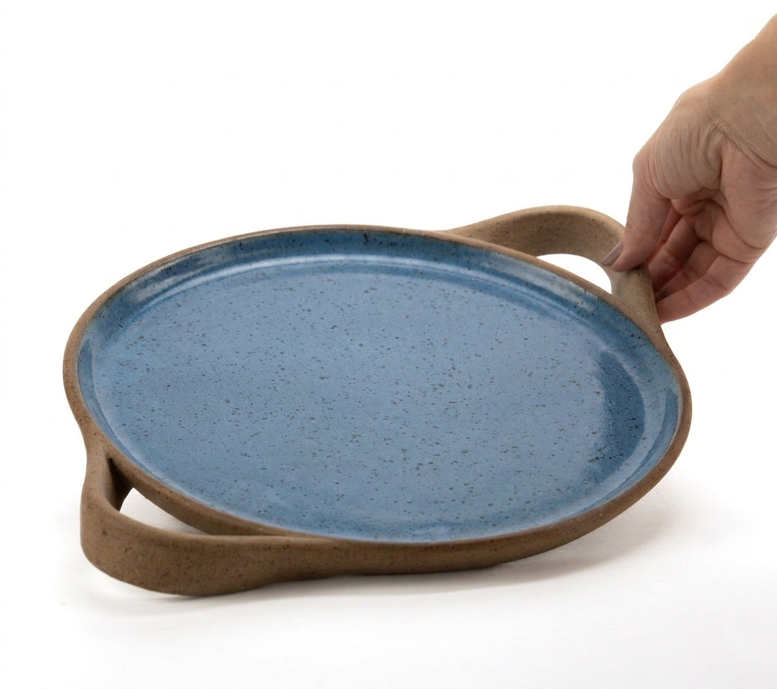 Bandeja redonda com alça em cerâmica artesanal — tamanho 28cm, argila Cappuccino, esmalte Azul Safira