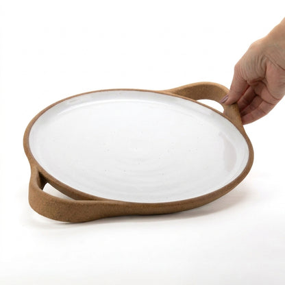 Bandeja redonda com alça em cerâmica artesanal — tamanho 28cm, argila Cappuccino, esmalte Branco AMME