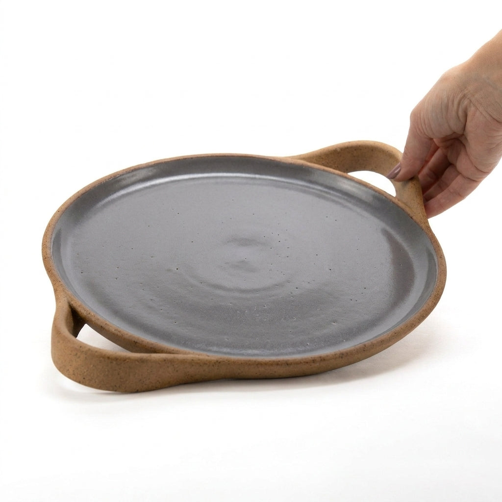 Bandeja redonda com alça em cerâmica artesanal — tamanho 28cm, argila Cappuccino, esmalte Grafite