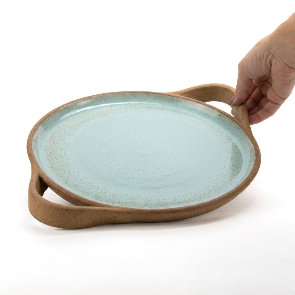 Bandeja redonda com alça em cerâmica artesanal — tamanho 28cm, argila Cappuccino, esmalte Jujuba