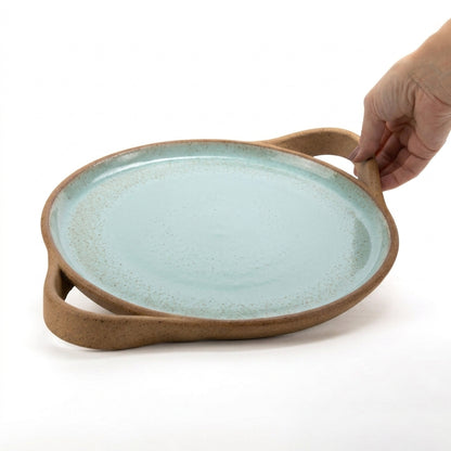 Bandeja redonda com alça em cerâmica artesanal — tamanho 28cm, argila Cappuccino, esmalte Jujuba