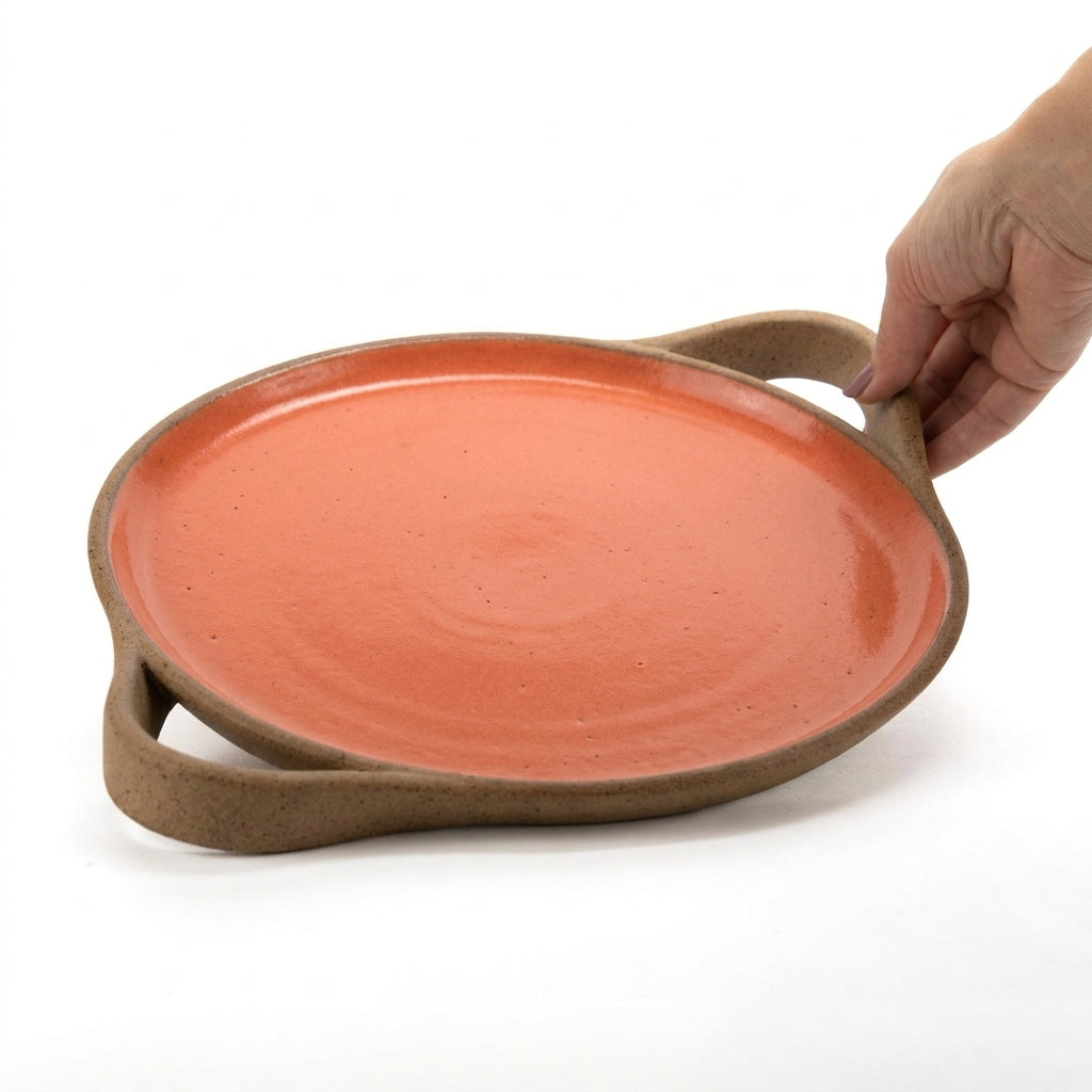 Bandeja redonda com alça em cerâmica artesanal — tamanho 28cm, argila Cappuccino, esmalte Laranja Intenso