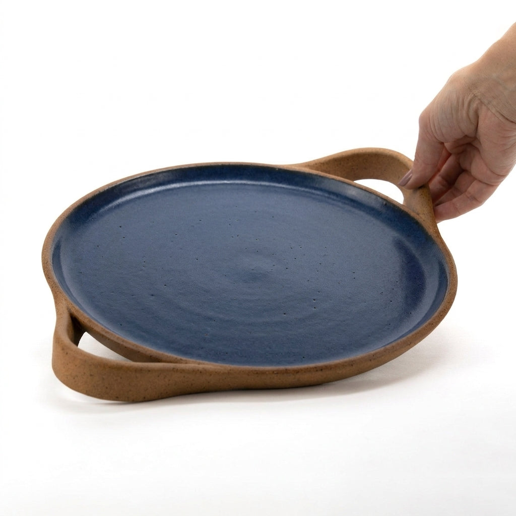 Bandeja redonda com alça em cerâmica artesanal — tamanho 28cm, argila Cappuccino, esmalte Lazuli