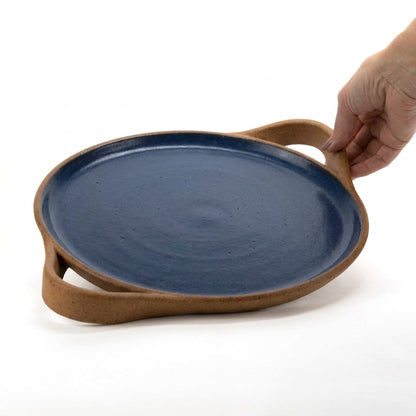 Bandeja redonda com alça em cerâmica artesanal — tamanho 28cm, argila Cappuccino, esmalte Lazuli