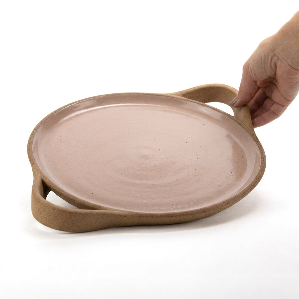 Bandeja redonda com alça em cerâmica artesanal — tamanho 28cm, argila Cappuccino, esmalte Nude