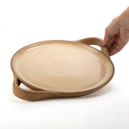 Bandeja redonda com alça em cerâmica artesanal — tamanho 28cm, argila Cappuccino, esmalte Pedra Sabão