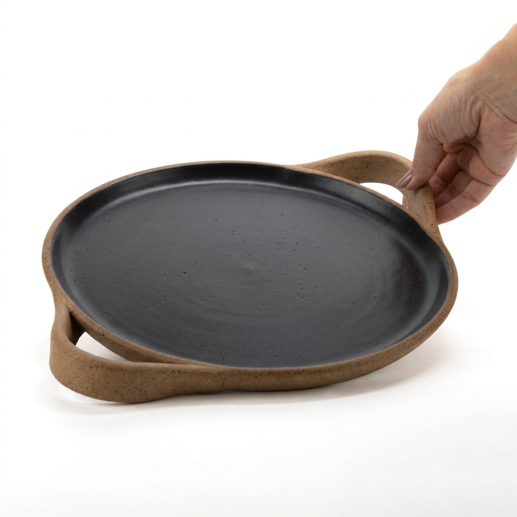 Bandeja redonda com alça em cerâmica artesanal — tamanho 28cm, argila Cappuccino, esmalte Preto Acetinado