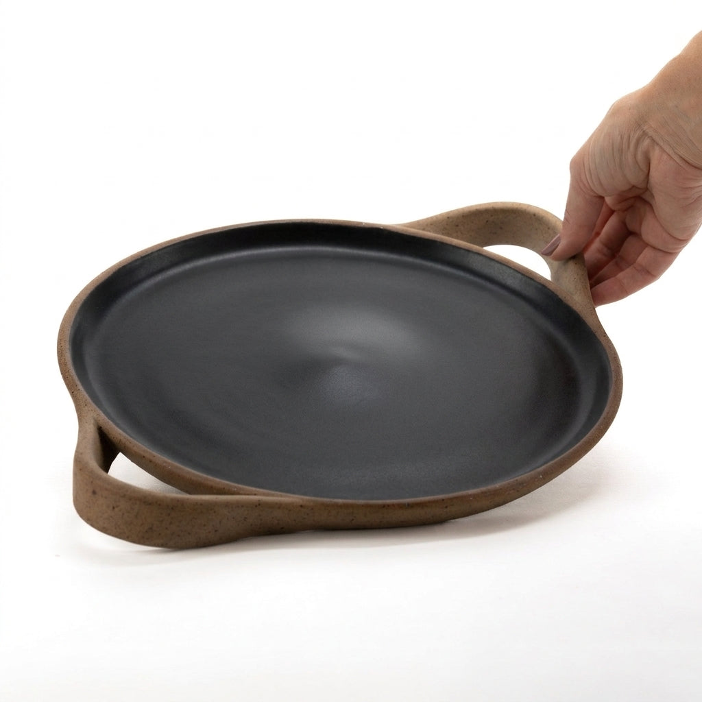 Bandeja redonda com alça em cerâmica artesanal — tamanho 28cm, argila Cappuccino, esmalte Preto Ébano