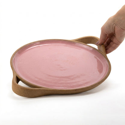 Bandeja redonda com alça em cerâmica artesanal — tamanho 28cm, argila Cappuccino, esmalte Rosa Barbie