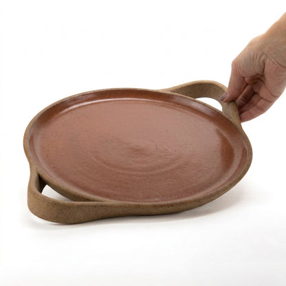 Bandeja redonda com alça em cerâmica artesanal — tamanho 28cm, argila Cappuccino, esmalte Sol de Terracota