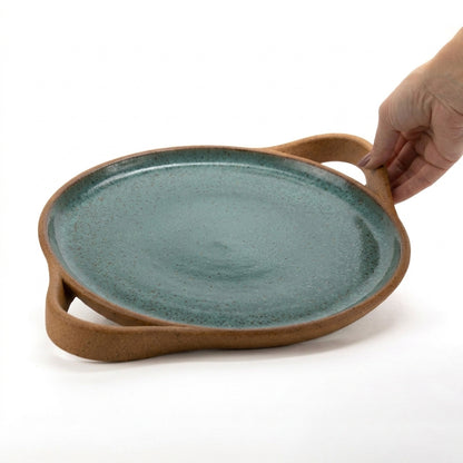 Bandeja redonda com alça em cerâmica artesanal — tamanho 28cm, argila Cappuccino, esmalte Verde Exército