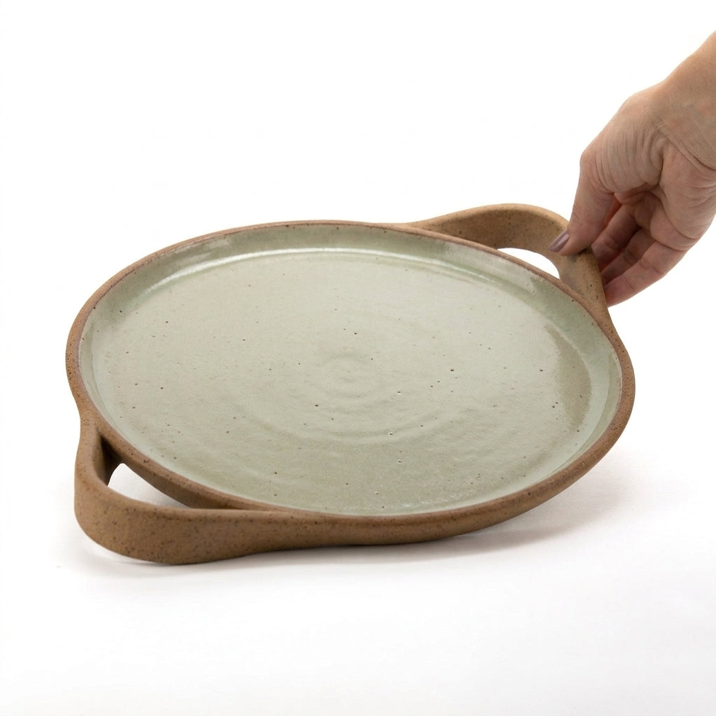 Bandeja redonda com alça em cerâmica artesanal — tamanho 28cm, argila Cappuccino, esmalte Verde Pompeia