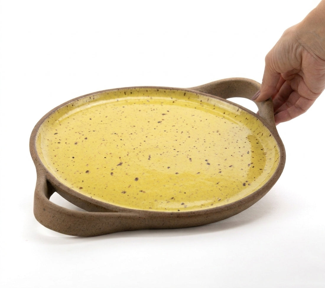 Bandeja redonda com alça em cerâmica artesanal — tamanho 28cm, argila Flocos, esmalte Amarelo Intenso