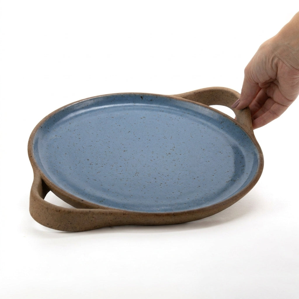 Bandeja redonda com alça em cerâmica artesanal — tamanho 28cm, argila Flocos, esmalte Azul Safira