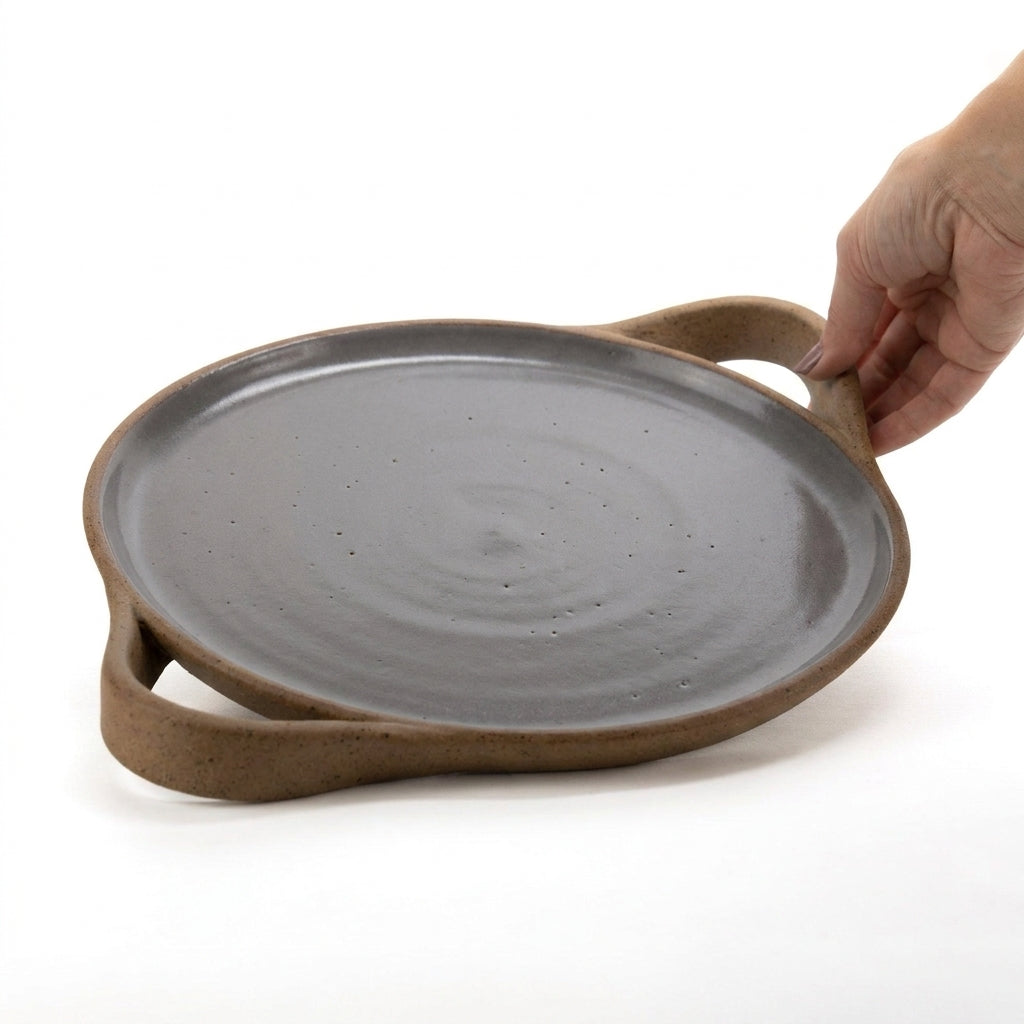 Bandeja redonda com alça em cerâmica artesanal — tamanho 28cm, argila Flocos, esmalte Grafite