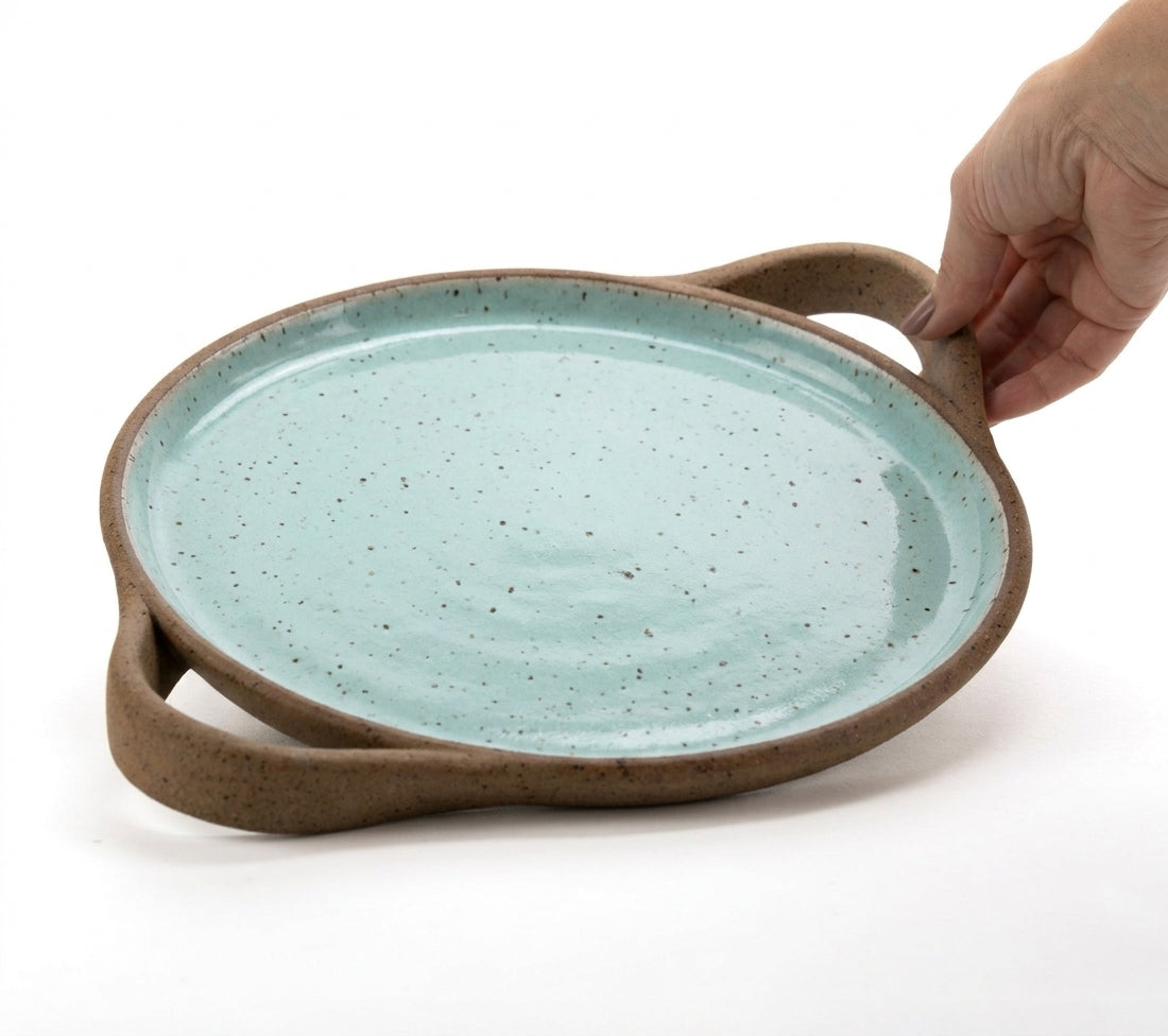 Bandeja redonda com alça em cerâmica artesanal — tamanho 28cm, argila Flocos, esmalte Jujuba
