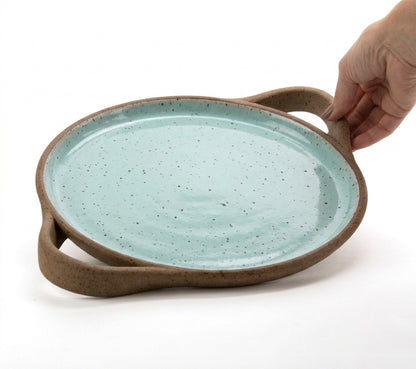 Bandeja redonda com alça em cerâmica artesanal — tamanho 28cm, argila Flocos, esmalte Jujuba