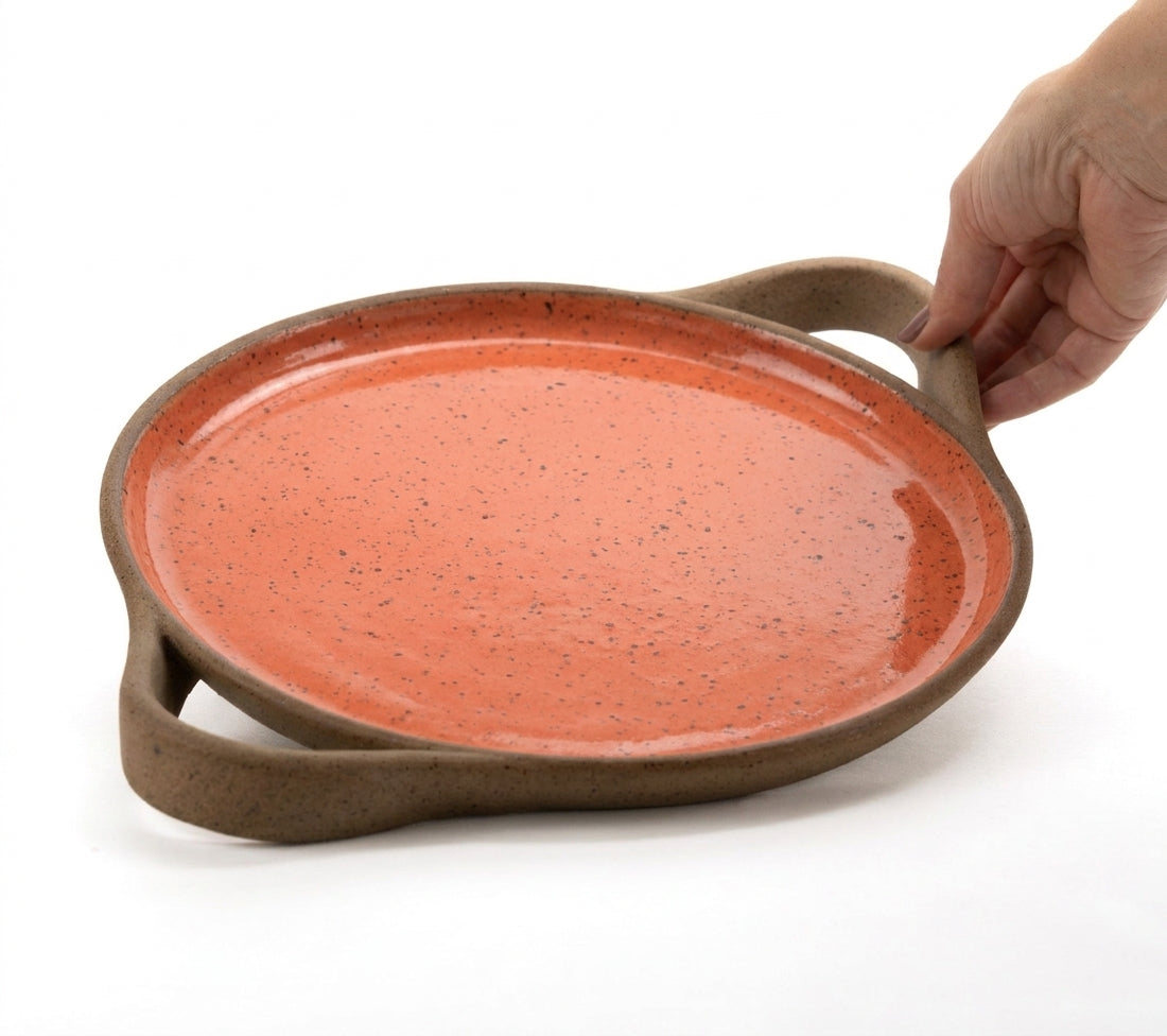 Bandeja redonda com alça em cerâmica artesanal — tamanho 28cm, argila Flocos, esmalte Laranja Intenso
