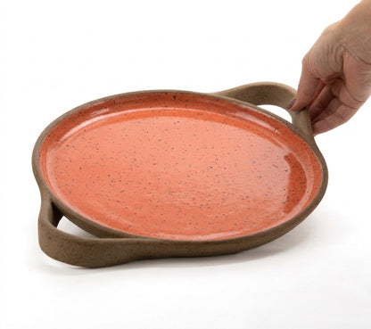 Bandeja redonda com alça em cerâmica artesanal — tamanho 28cm, argila Flocos, esmalte Laranja Intenso