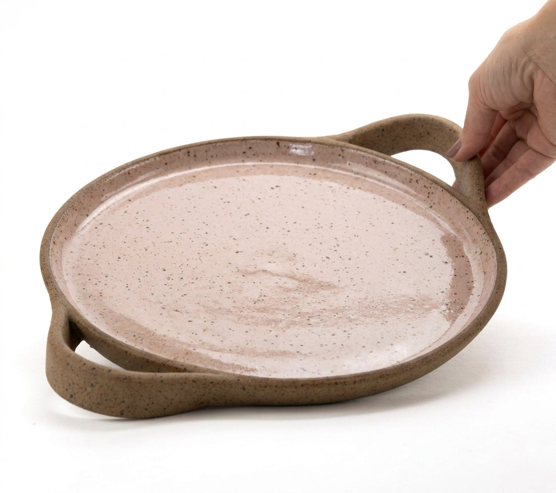 Bandeja redonda com alça em cerâmica artesanal — tamanho 28cm, argila Flocos, esmalte Nude
