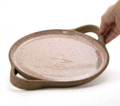 Bandeja redonda com alça em cerâmica artesanal — tamanho 28cm, argila Flocos, esmalte Nude