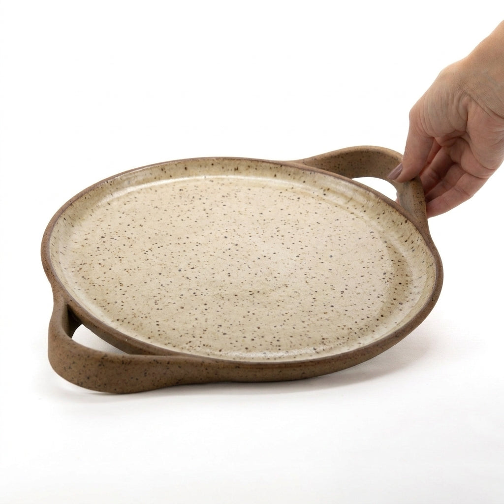 Bandeja redonda com alça em cerâmica artesanal — tamanho 28cm, argila Flocos, esmalte Pedra Sabão