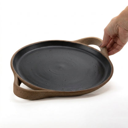 Bandeja redonda com alça em cerâmica artesanal — tamanho 28cm, argila Flocos, esmalte Preto Ébano