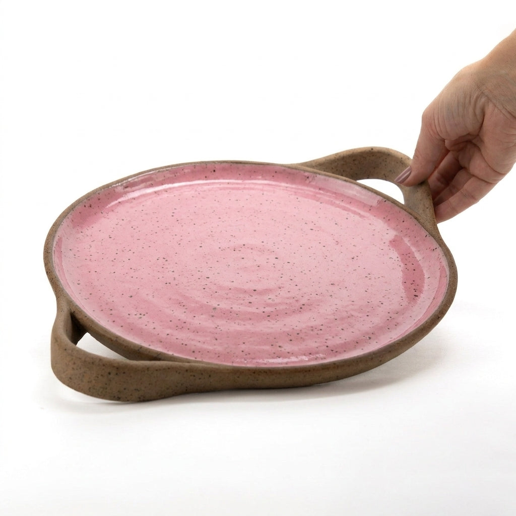 Bandeja redonda com alça em cerâmica artesanal — tamanho 28cm, argila Flocos, esmalte Rosa Barbie