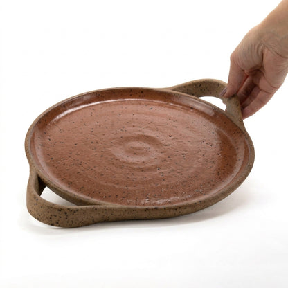 Bandeja redonda com alça em cerâmica artesanal — tamanho 28cm, argila Flocos, esmalte Sol de Terracota