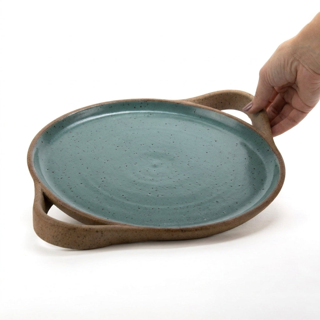 Bandeja redonda com alça em cerâmica artesanal — tamanho 28cm, argila Flocos, esmalte Verde Exército