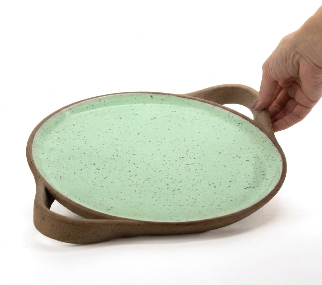 Bandeja redonda com alça em cerâmica artesanal — tamanho 28cm, argila Flocos, esmalte Verde Menta
