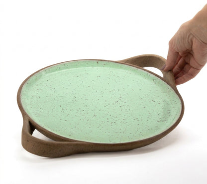 Bandeja redonda com alça em cerâmica artesanal — tamanho 28cm, argila Flocos, esmalte Verde Menta