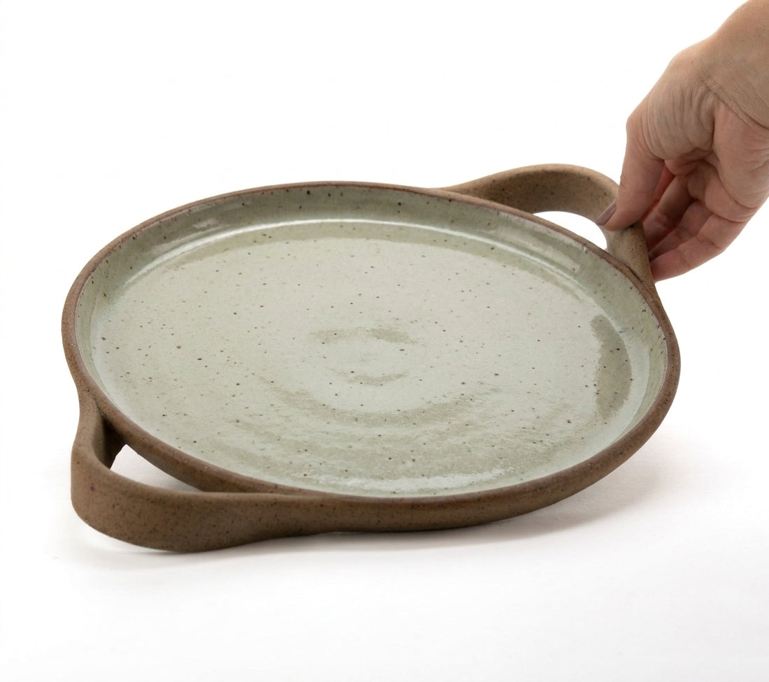 Bandeja redonda com alça em cerâmica artesanal — tamanho 28cm, argila Flocos, esmalte Verde Pompeia