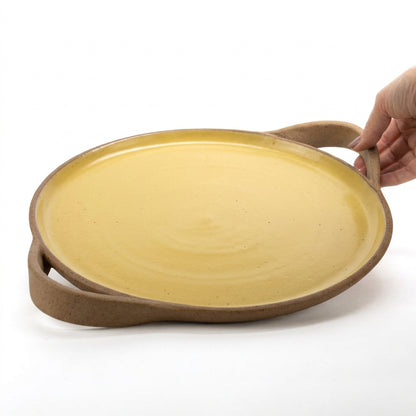 Bandeja redonda com alça em cerâmica artesanal — tamanho 32cm, argila Cappuccino, esmalte Amarelo Intenso