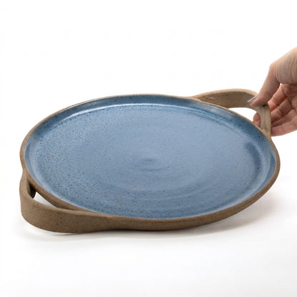Bandeja redonda com alça em cerâmica artesanal — tamanho 32cm, argila Cappuccino, esmalte Azul Safira