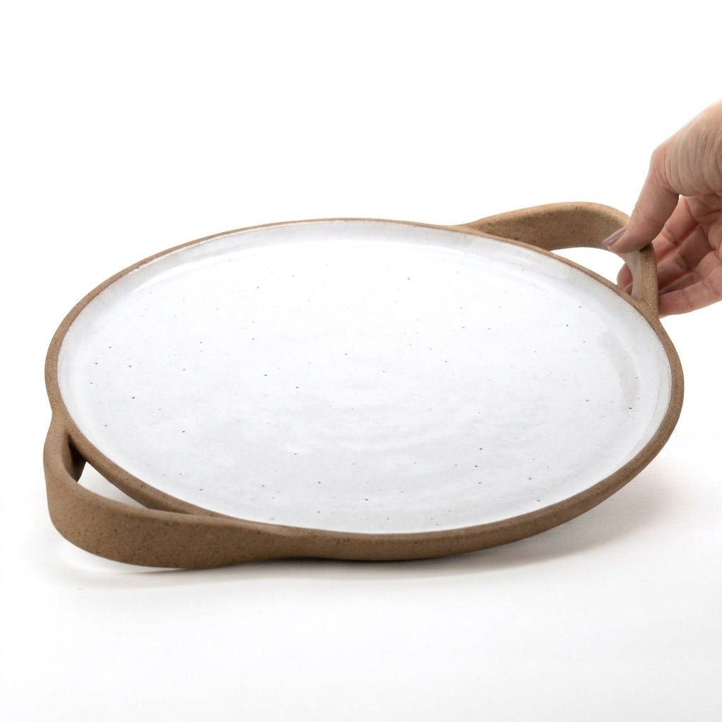 Bandeja redonda com alça em cerâmica artesanal — tamanho 32cm, argila Cappuccino, esmalte Branco AMME