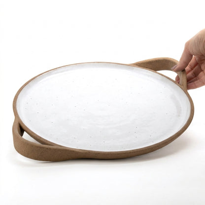 Bandeja redonda com alça em cerâmica artesanal — tamanho 32cm, argila Cappuccino, esmalte Branco AMME