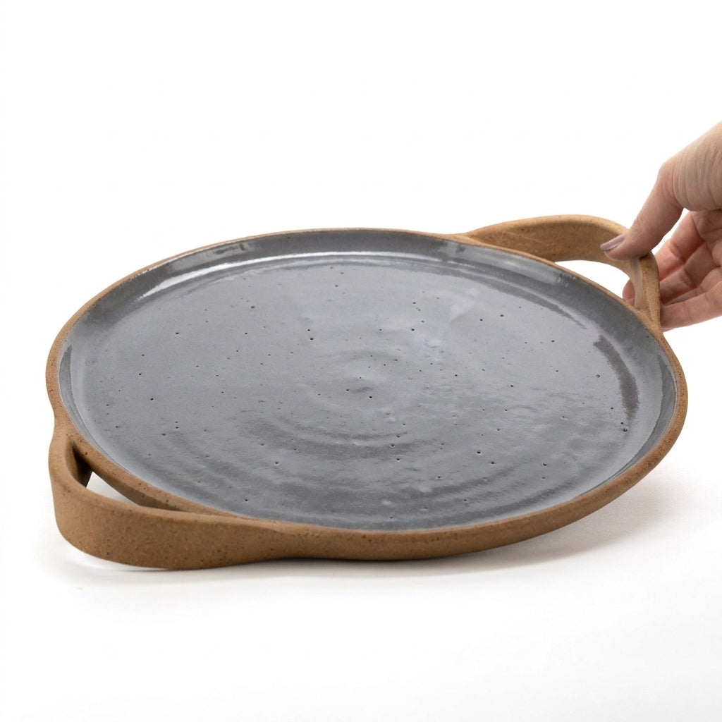Bandeja redonda com alça em cerâmica artesanal — tamanho 32cm, argila Cappuccino, esmalte Grafite