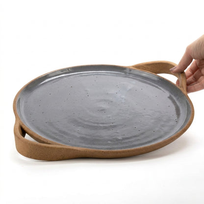 Bandeja redonda com alça em cerâmica artesanal — tamanho 32cm, argila Cappuccino, esmalte Grafite