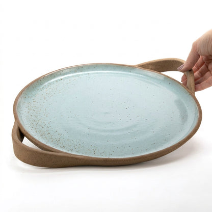 Bandeja redonda com alça em cerâmica artesanal — tamanho 32cm, argila Cappuccino, esmalte Jujuba