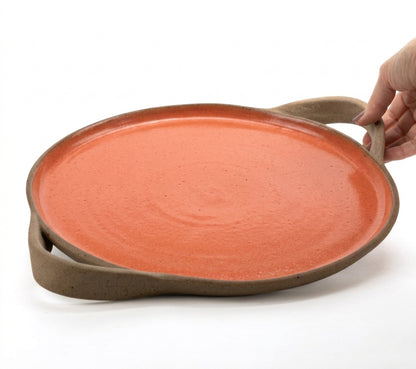 Bandeja redonda com alça em cerâmica artesanal — tamanho 32cm, argila Cappuccino, esmalte Laranja Intenso