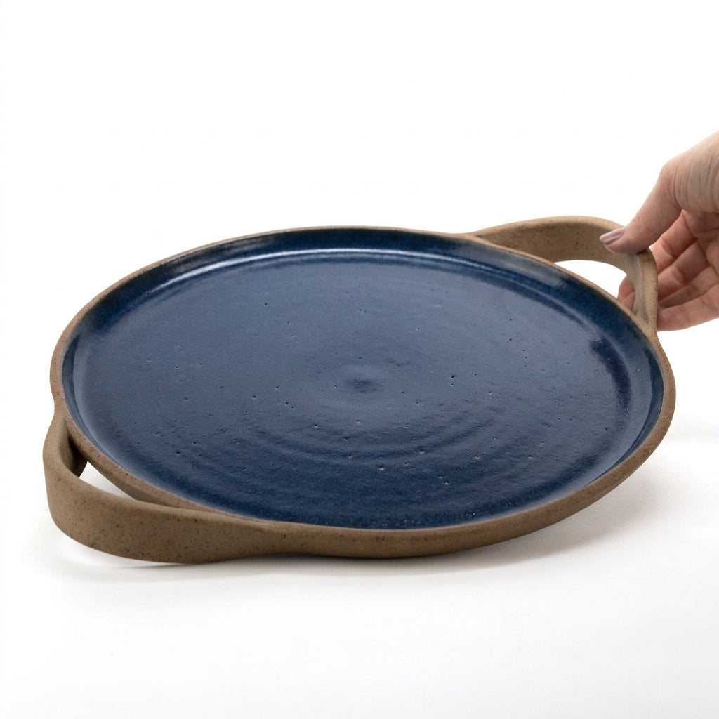 Bandeja redonda com alça em cerâmica artesanal — tamanho 32cm, argila Cappuccino, esmalte Lazuli