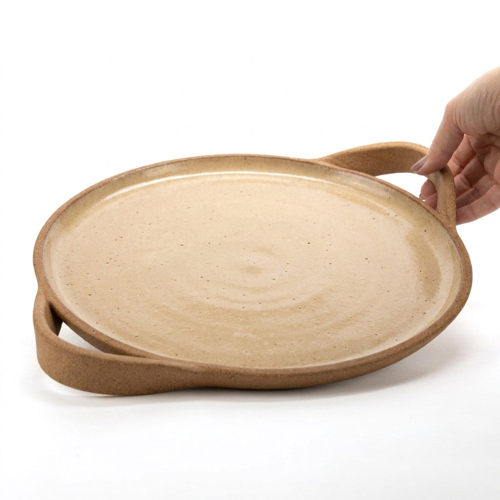 Bandeja redonda com alça em cerâmica artesanal — tamanho 32cm, argila Cappuccino, esmalte Pedra Sabão